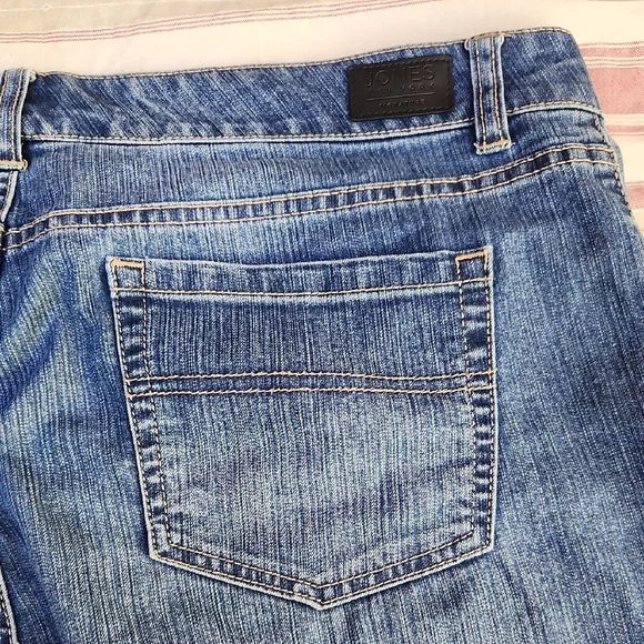 Jones New York Mid-Wash Denim Jean Cruise Short Size 12 - Picture 10 of 12